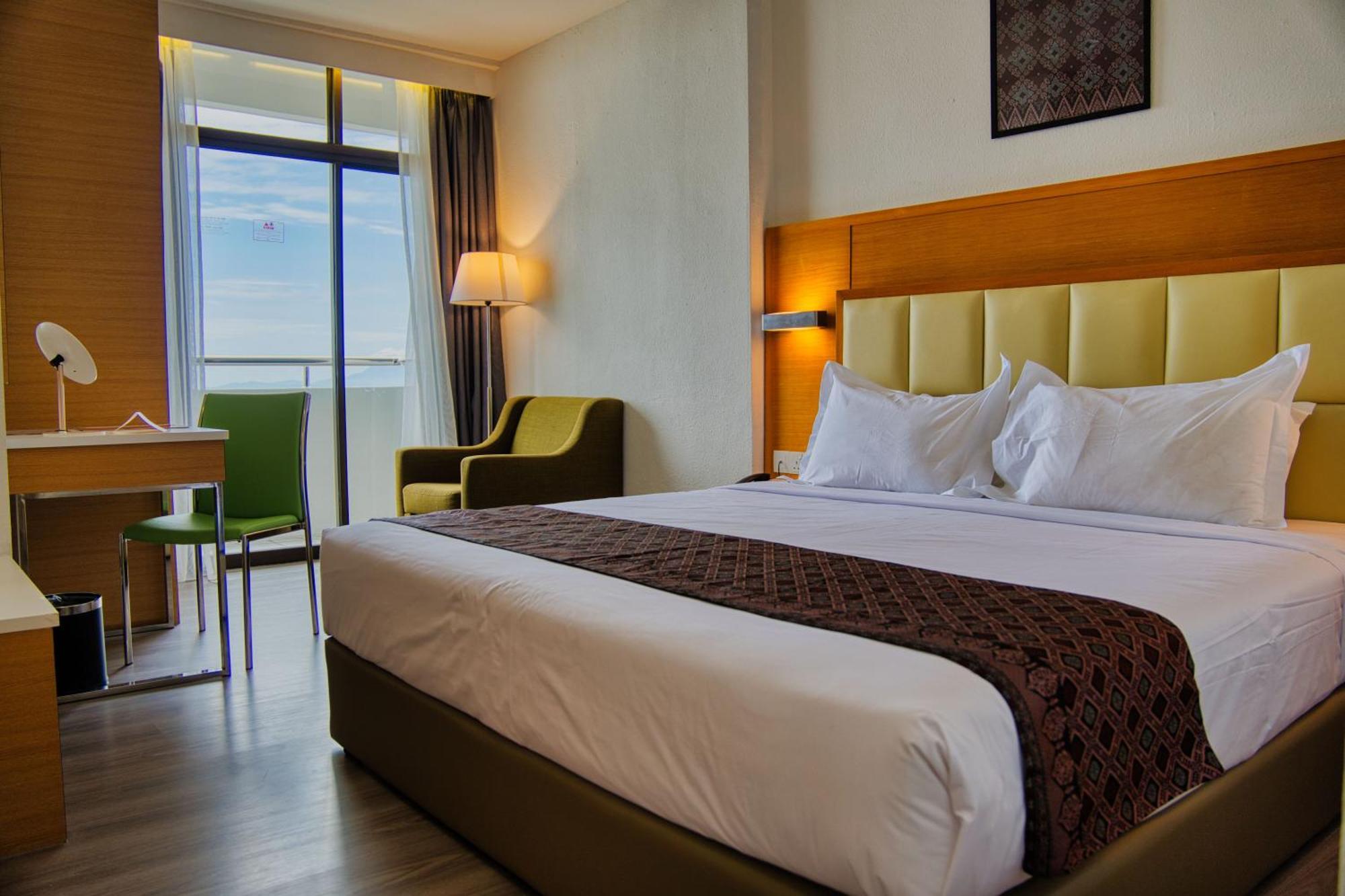 Sentral Seaview @ ​beachfront